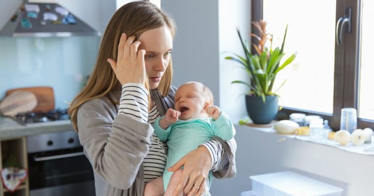 De ce creierul unei mame se scurtcircuitează când copilul ei începe să plângă