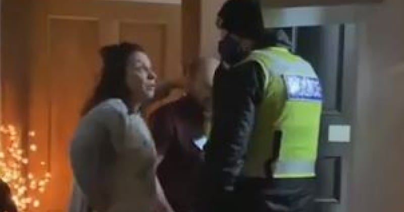 Scoția: Turnat de un vecin pentru încălcarea regulilor lockdown-ului, un cuplu este arestat de poliție în propria casă, în fața copiilor care urlă îngroziți VIDEO