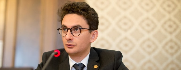 Deputatul USR, Iulian Bulai: Eminescu ar fi votat „fără penali în funcții publice”. Replica jurnalistului Mirel Curea: Poetul ar fi semnat și pentru „Fără tembeli în Parlament!”