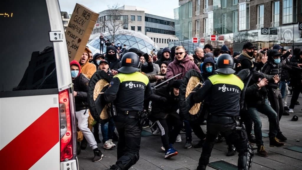 FOTO/VIDEO: Olandezii s-au bătut cu poliția în mai multe orașe. Nu mai vor restricții!