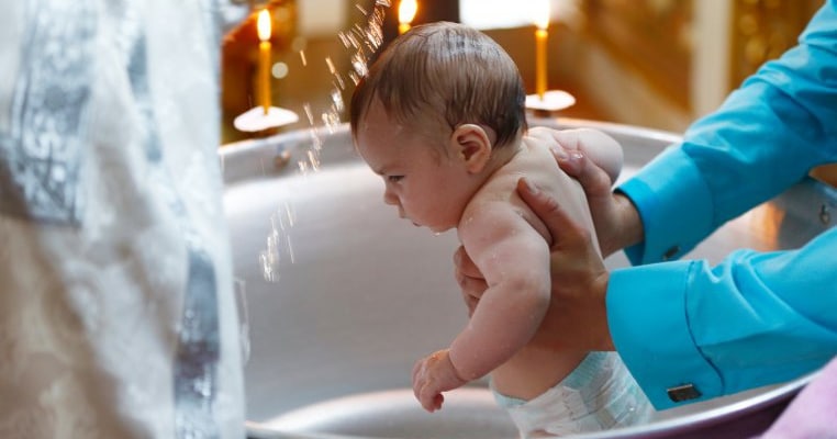 Botez fără scufundare. Petiția online care cere Bisericii Ortodoxe să modifice ritualul de botez