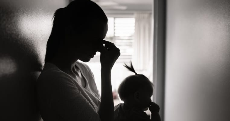 O mamă din Vâlcea și-a abandonat nou-născutul într-o scară de bloc pentru că soțul ei nu își dorea copilul