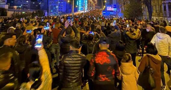 Craiova: Protestatarii au dat foc unei grămezi de măști în centrul orașului
