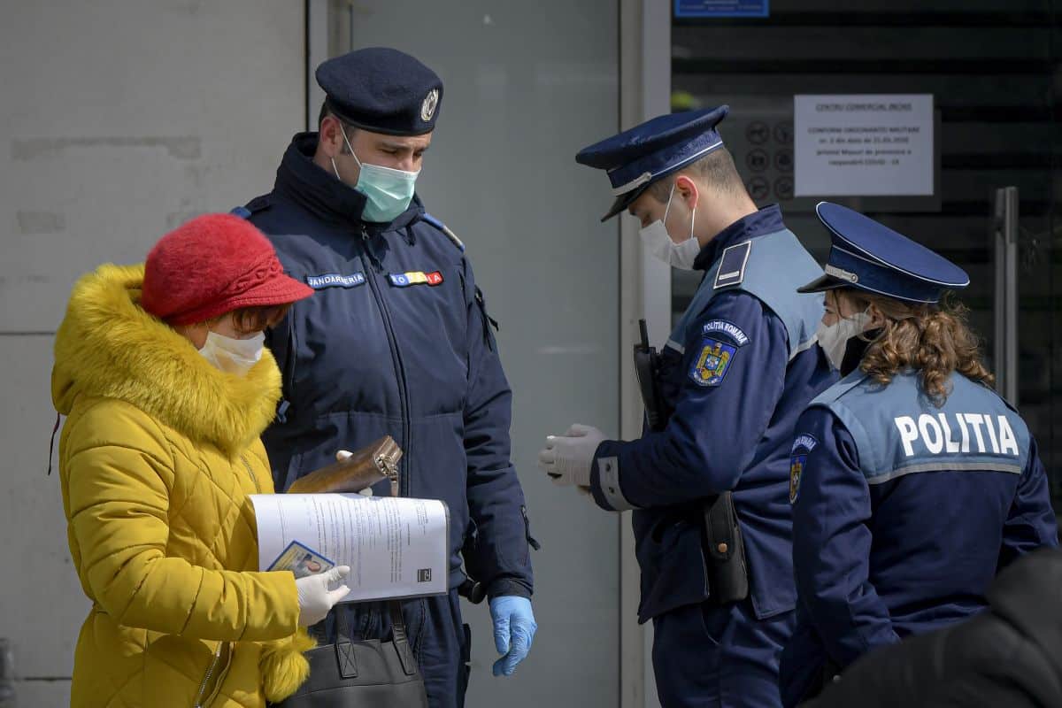 Un polițist și-a dat demisia pentru a nu fi forțat să dea amenzi oamenilor care nu poartă mască