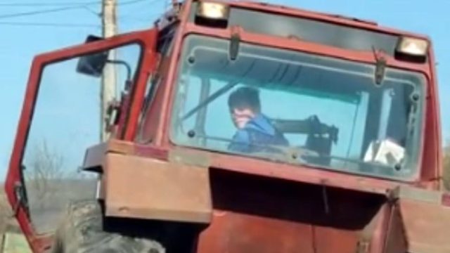 Copil filmat la volanul unui tractor pe un drum județean. Poliția a demarat o anchetă!