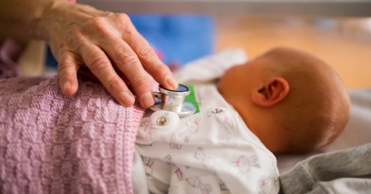 Cum a salvat un medic din Iași viața unui bebeluș de 10 luni. Copila mai avea doar câteva zile de trăit