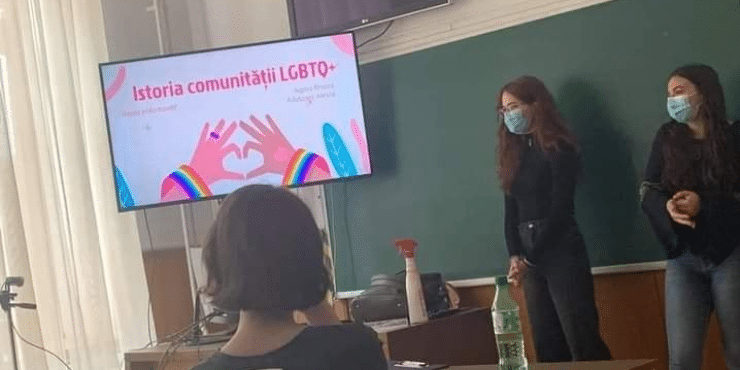 FOTO | Propagandă gay în România. Istoria LGBTQ+, prezentată într-o școală din Iași