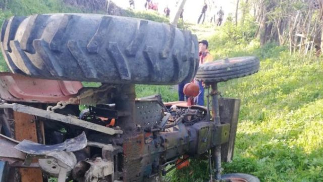 Un bărbat a murit strivit sub tractor