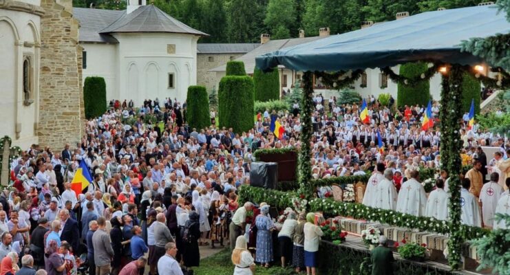 VIDEO | Sărbătoare la Putna: Hramul Sf. Voievod Ștefan cel Mare a reunit MII de români „de la Nistru pân’ la Tisa”. Defilarea în costume naționale