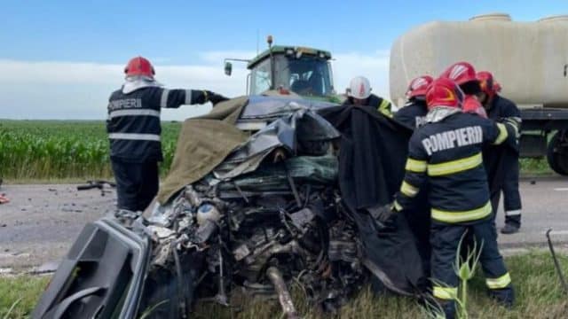Un bărbat a murit și două fete au fost rănite după ce s-au răsturnat cu tractorul