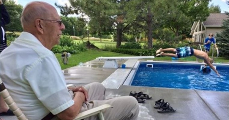 De ce un bărbat văduv de 94 de ani a construit o piscină pentru toți copiii din cartier