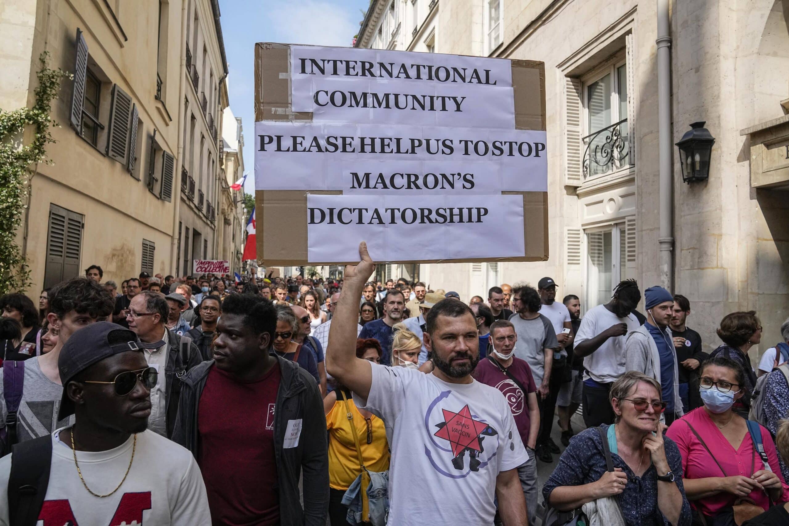 Sute de mii de oameni protestează în Franța împotriva vaccinării, a certificatelor Covid și a „dictaturii medicale”. Poliția Franceză este alături de oameni