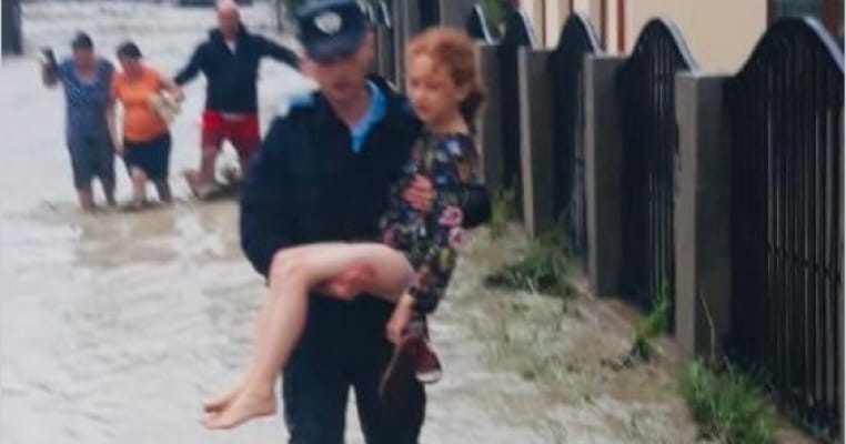 O fetiță din Alba a fost salvată de un jandarm după ce casa i-a fost luată de ape din cauza inundațiilor
