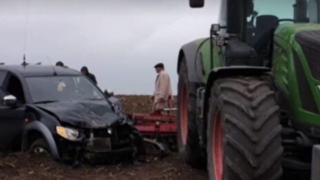 Fermier acuzat de omor după ce s-a urcat cu tractorul pe o mașină în care se aflau 5 persoane!