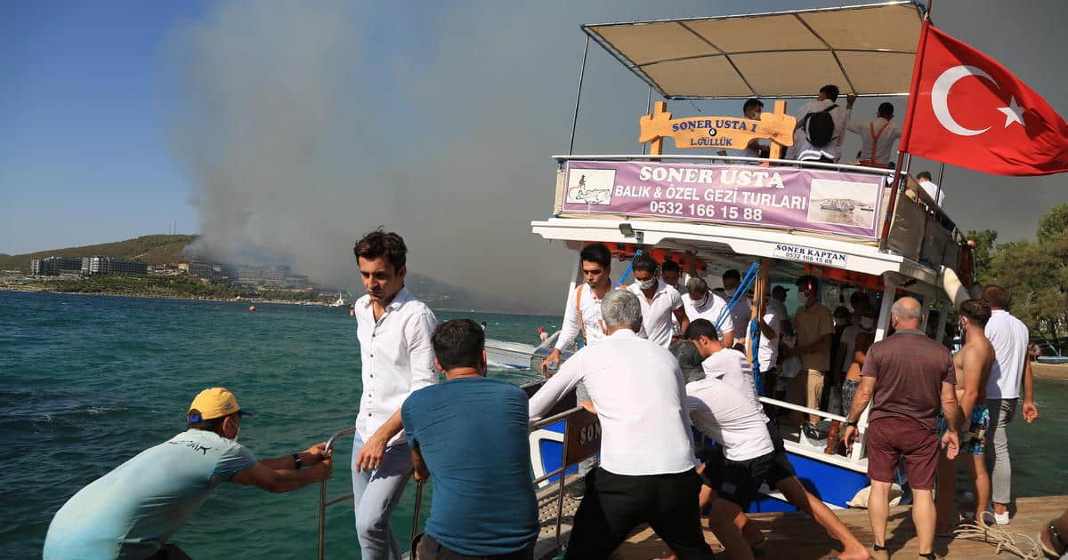 VIDEO: Turcii evacuează turiștii cu bărcile din cauza incendiilor devastatoare