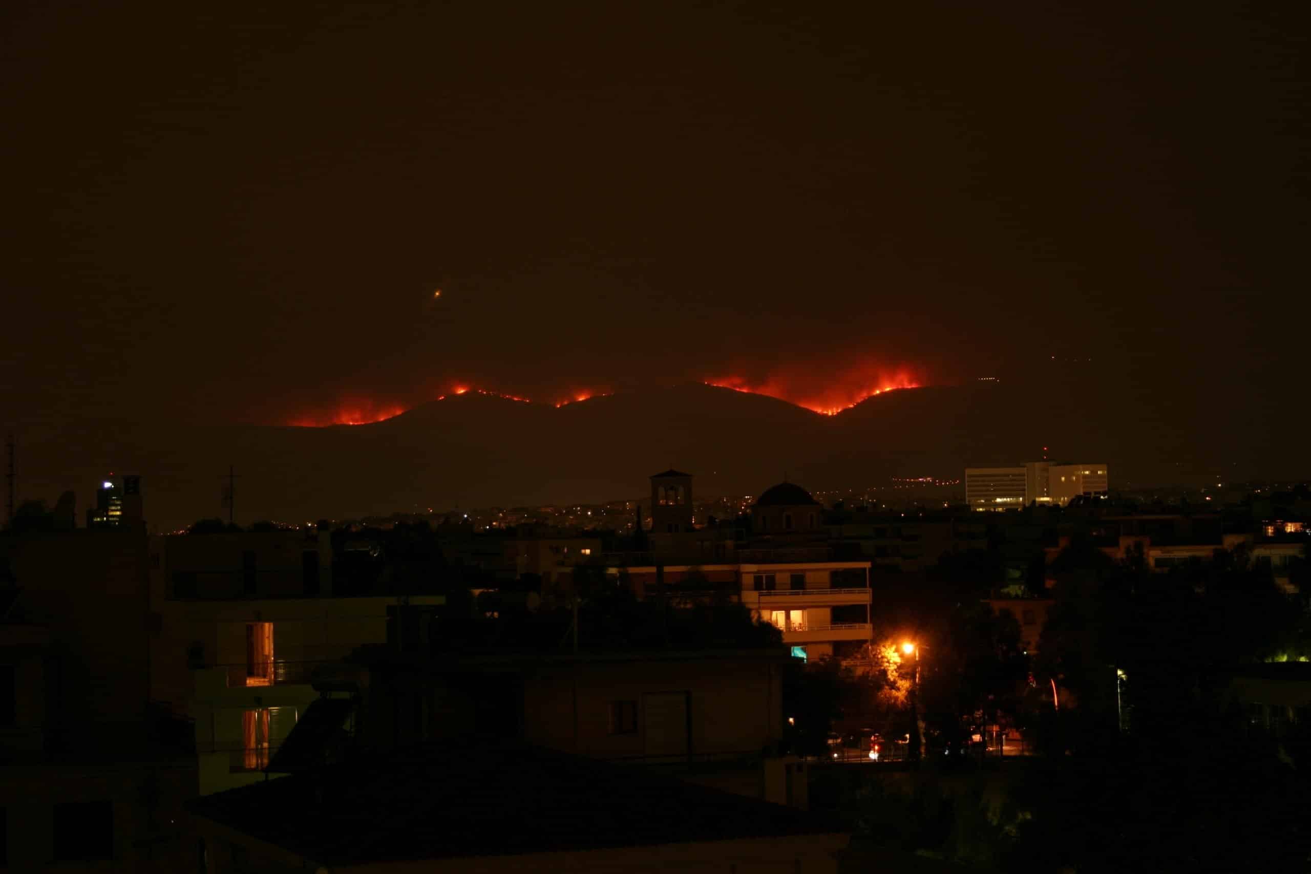 Imagini dramatice din Grecia devastată de incendii. Atena este înconjurată de flăcări