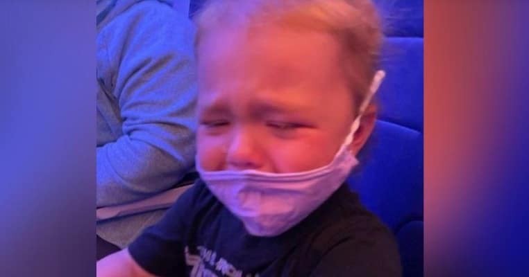 Scandal in avion: o însoțitoare de zbor i-a spus unei mame că îi dă lipici să lipească masca de fața fetiței ei de 2 ani care plângea