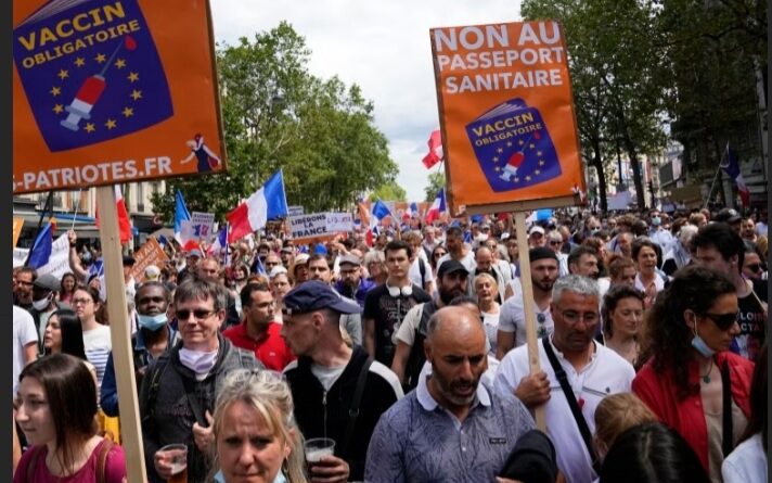 Fără Green Pass! Jos dictatura sanitară: Zeci de mii de francezi au ieşit în stradă –