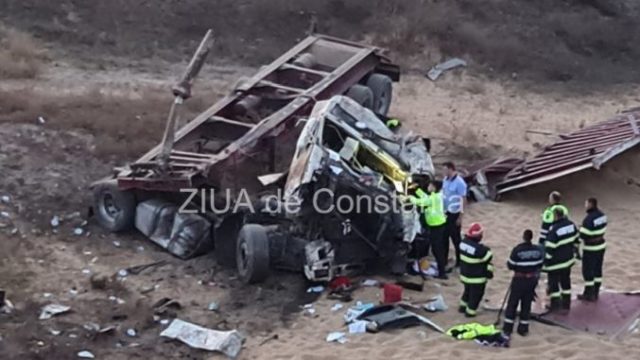 Șoferul unui camion de cereale a murit după ce s-a răsturnat în drum spre portul Constanța!