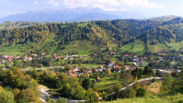 Oamenii dintr-o comună din România se opun construirii unui mare supermarket în centrul localității lor!