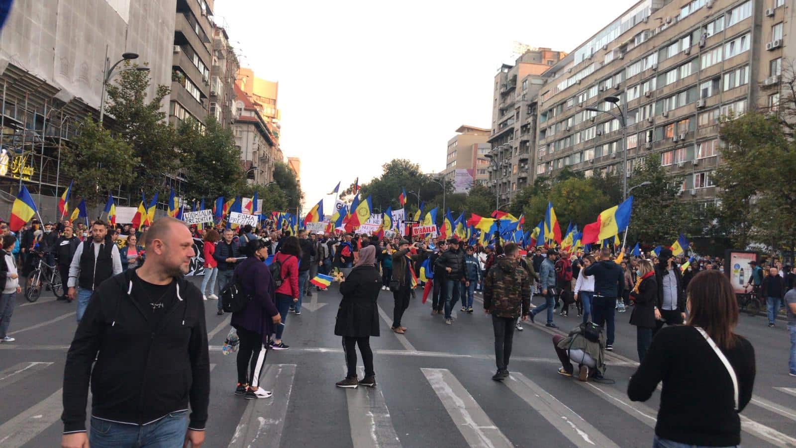 VIDEO LIVE | Protest 2 octombrie – Aproximativ 30.000 de manifestanți în Piața Victoriei. Oamenii încă se adună. Se cere demisia Guvernului Cîțu