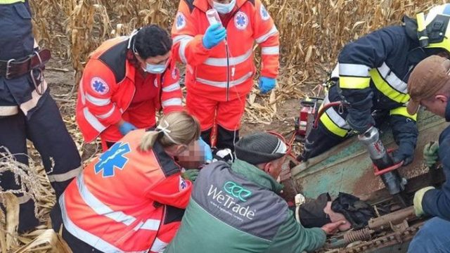 Fermier de 26 de ani – salvat de IGSU după ce și-a prins piciorul în colectorul de porumb
