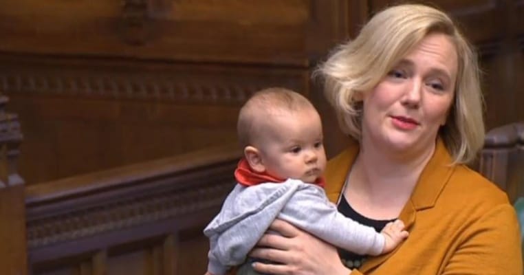 O mamă parlamentar mustrată aspru după ce a ținut un discurs cu bebelusul ei de 3 luni în brațe