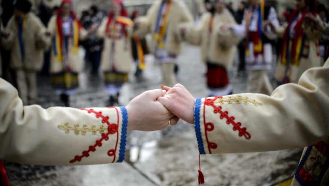 Hai să le dăm peste mână, frați cu inima română! – CRITICII.RO