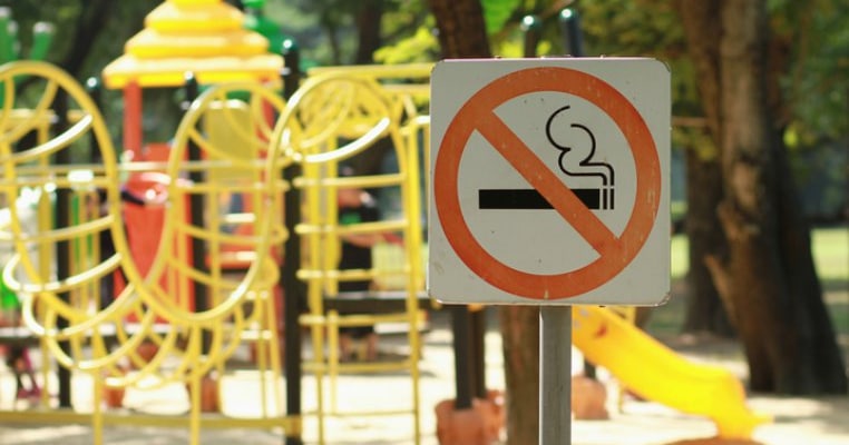 Amenzi pentru tinerii sub 18 ani care fumează în spații publice. Ce spune legea