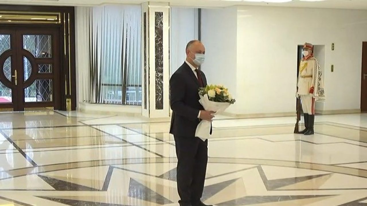 (FOTO/ VIDEO) „Asta-i tot?” Igor Dodon a plecat de la Președinție sub huiduielile oamenilor