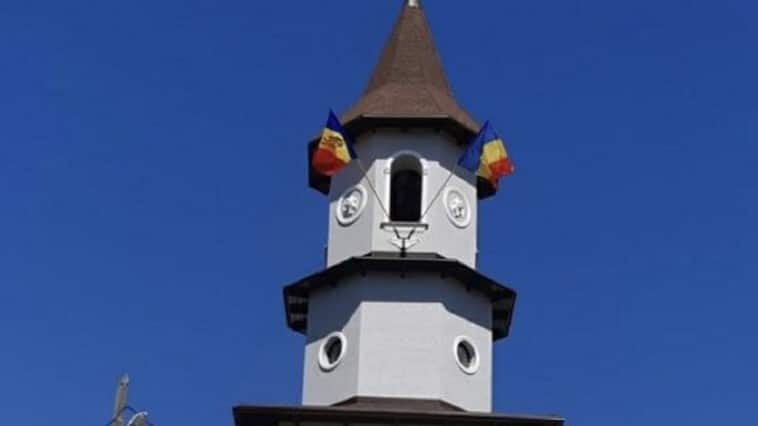Un preot din Ungheni riscă amendă pentru arborarea drapelului României pe clopotniță