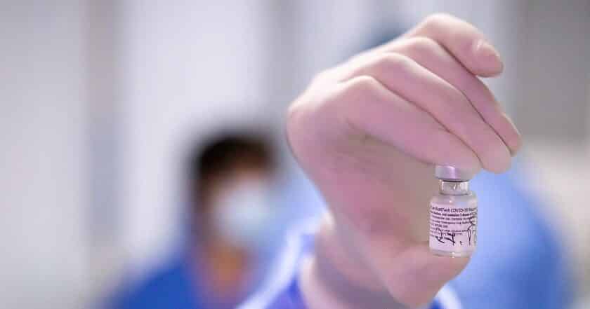 Crește numărul deceselor în rândul persoanelor vaccinate anti-covid. Franța anunță 9 decese și lansează o alertă cu privire la riscul tahicardiei