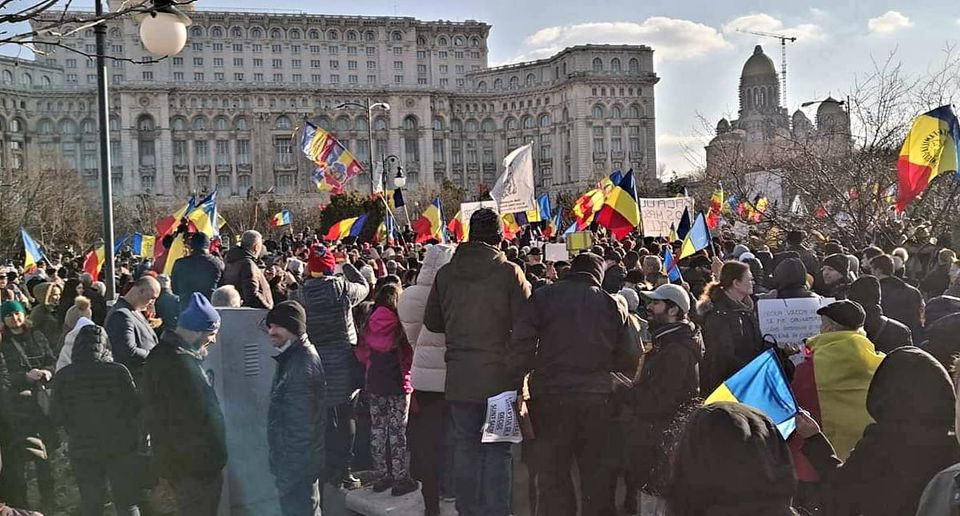 FOTO/VIDEO | Rescrierea realității: cum arată „sute de oameni” în viziunea unei părți a mass-mediei din România