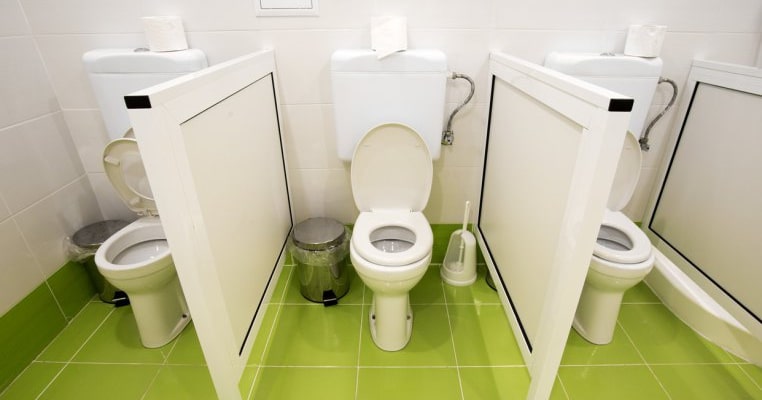 Îngrozitor! O educatoare a pus un copil să desfunde toaleta cu mâinile goale