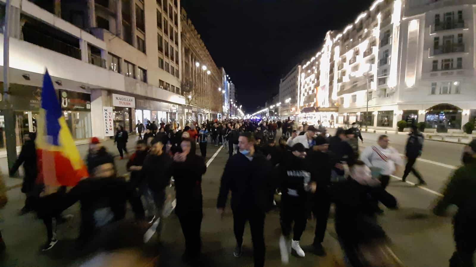 VIDEO FOTO | Proteste în noapte: La Galați, mii de oameni. La București, MII de oameni sunt în Piața Victoriei: Libertate / Jos Iohannis / Suntem valul 3 și venim peste ei / Demisia