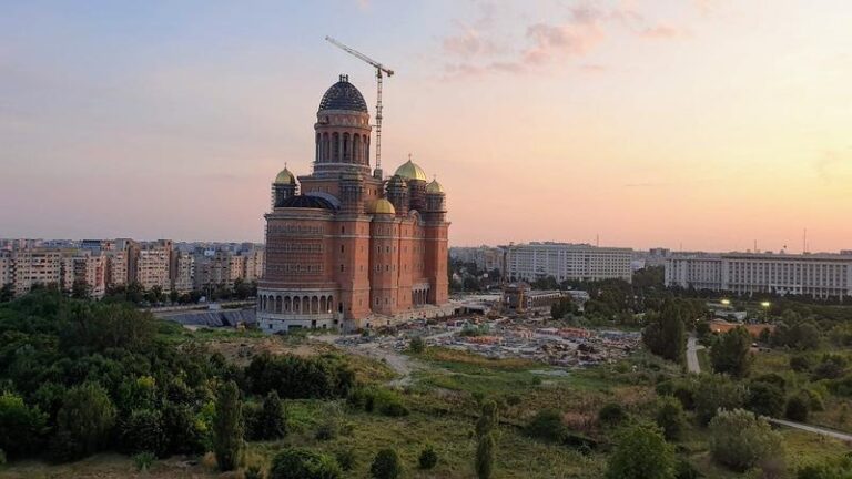 Sondaj | 58% dintre bucureșteni sunt în dezacord sau indeciși cu privire la decizia edilului Capitalei de a suspenda finanțarea pentru construirea Catedralei Mântuirii Neamului