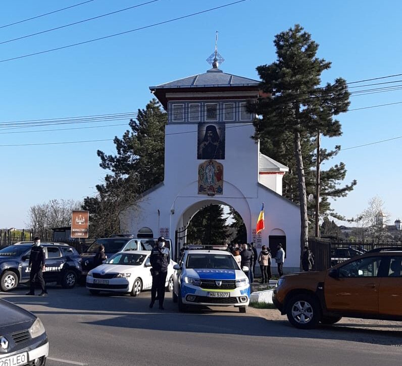 L-au „arestat” pe Sf. Calinic de la Cernica. Poliția și Jandarmeria a blocat intrarea în Mănăstirea Cernica de la ora 18:00: Doar se iese, nu se mai intră