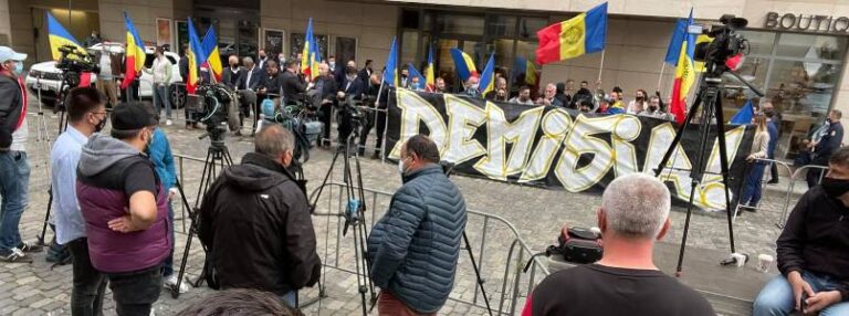 UPDATE | Peste 100 de persoane au cerut demisia lui Vlad Voiculescu în fața Ministerului Sănătățiii