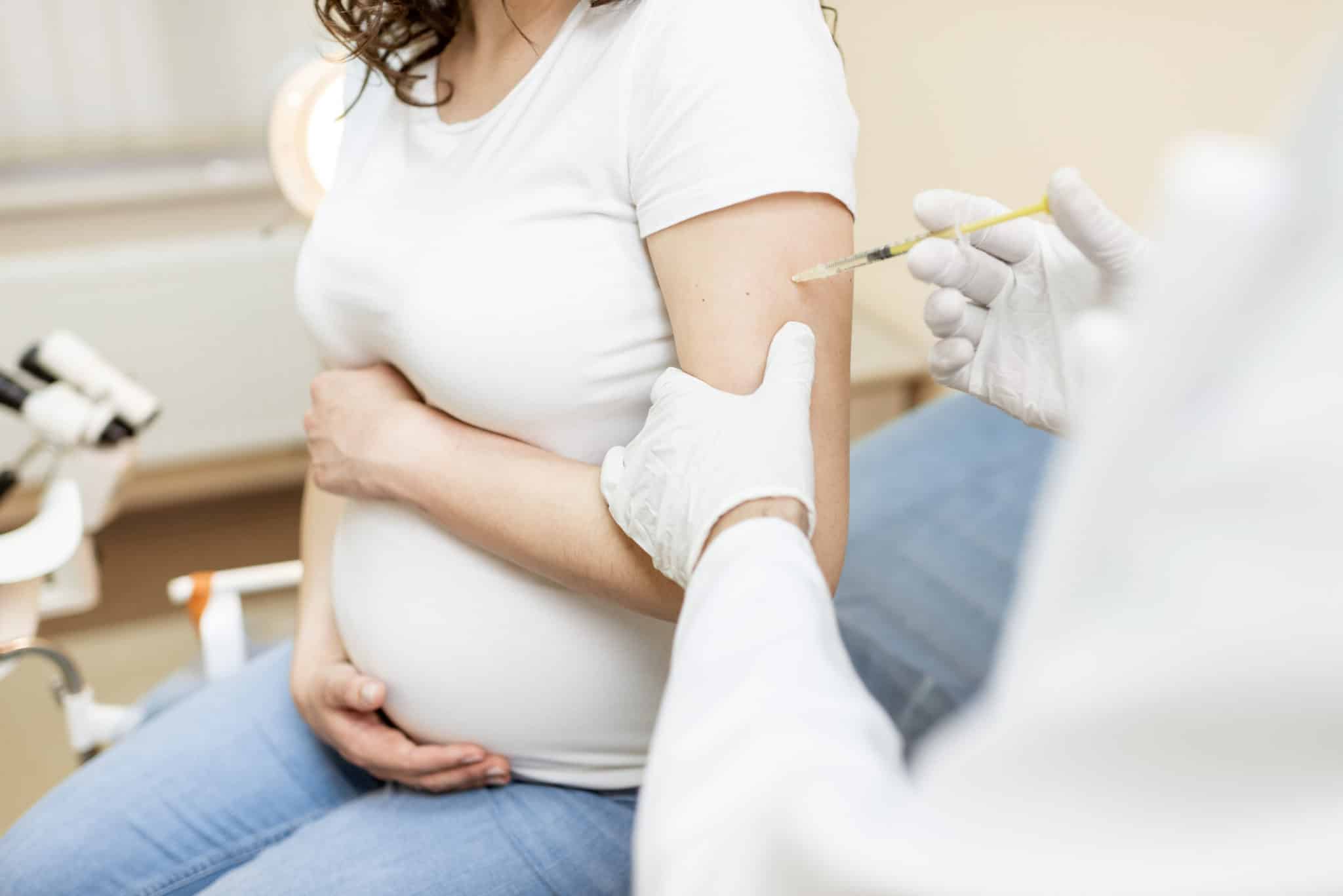 COVID-19: Începe vaccinarea femeilor însărcinate. Austria este primul stat din UE care va da startul campaniei