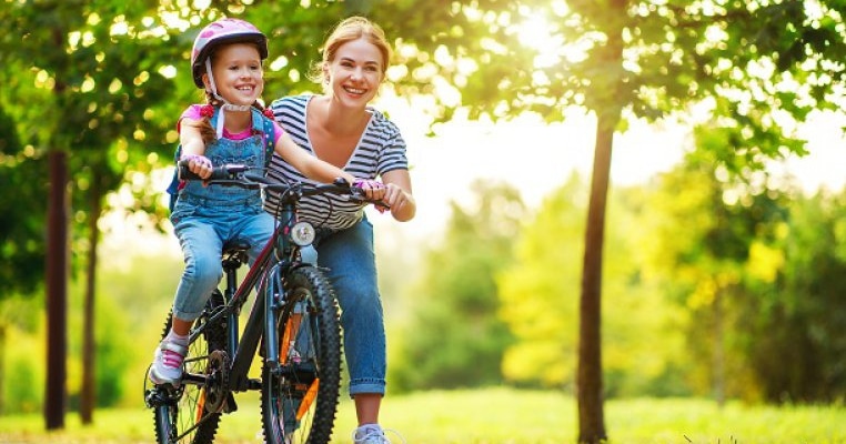 7 abilități pe care copilul tău poate să le învețe de la tine vara aceasta