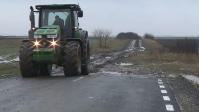Fermier amendat cu 2.000 de lei pentru că a trecut cu tractorul pe un drum proaspăt asfaltat