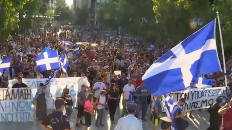 Atena | Protest împotriva vaccinului anti-Covid, cu mii de oameni fluturând steaguri ale Greciei și cruci de lemn: „Ia-ți vaccinurile și pleacă de aici”