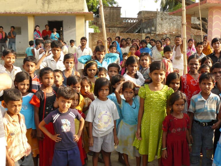 Pentru a reduce populația, India apelează la politica celor 2 copii și sterilizare