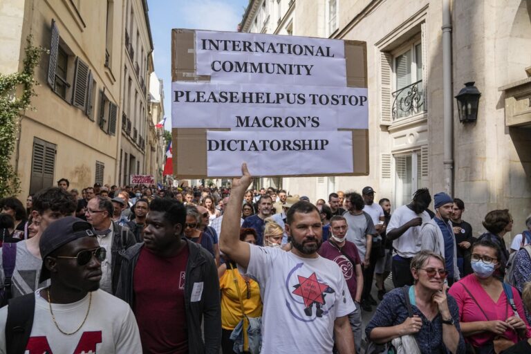 Sute de mii de oameni protestează în Franța împotriva vaccinării, a certificatelor Covid și a „dictaturii medicale”. Poliția Franceză este alături de oameni