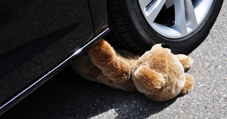 Un băiețel de 3 ani din Brașov și-a găsit sfârșitul sub roțile mașinii tatălui său. Atenție la neatenție, dragi părinți!