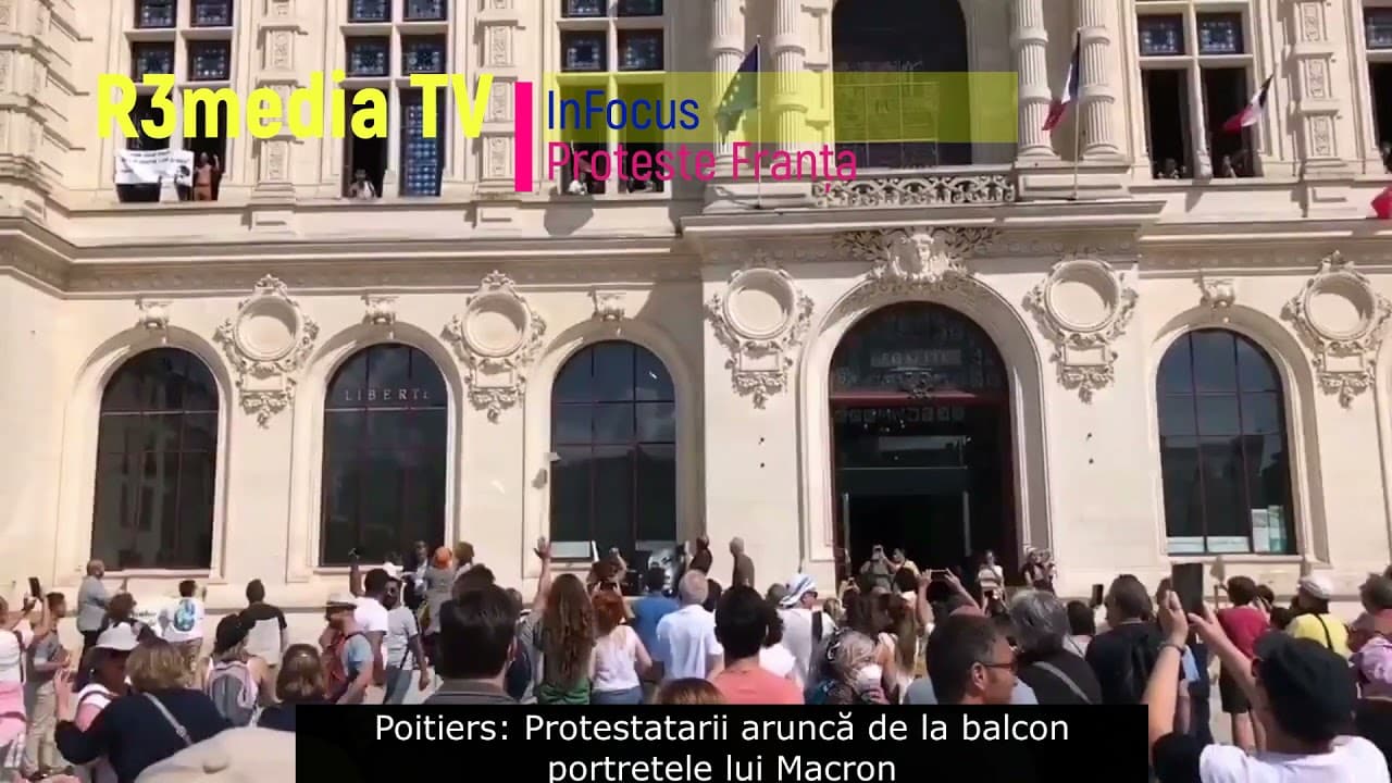 Franța | Protestatarii au pătruns într-o primărie și i-au aruncat portretele lui Macron pe fereastră. Scena seamănă cu ce s-a întâmplat în decembrie 89, cu portretele lui Ceaușescu