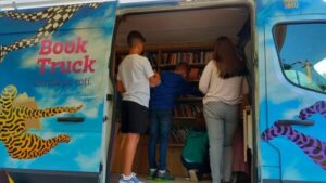 Bayer România susține proiectul BookTruck – o bibliotecă mobilă care vine în întâmpinarea românilor din mediul rural