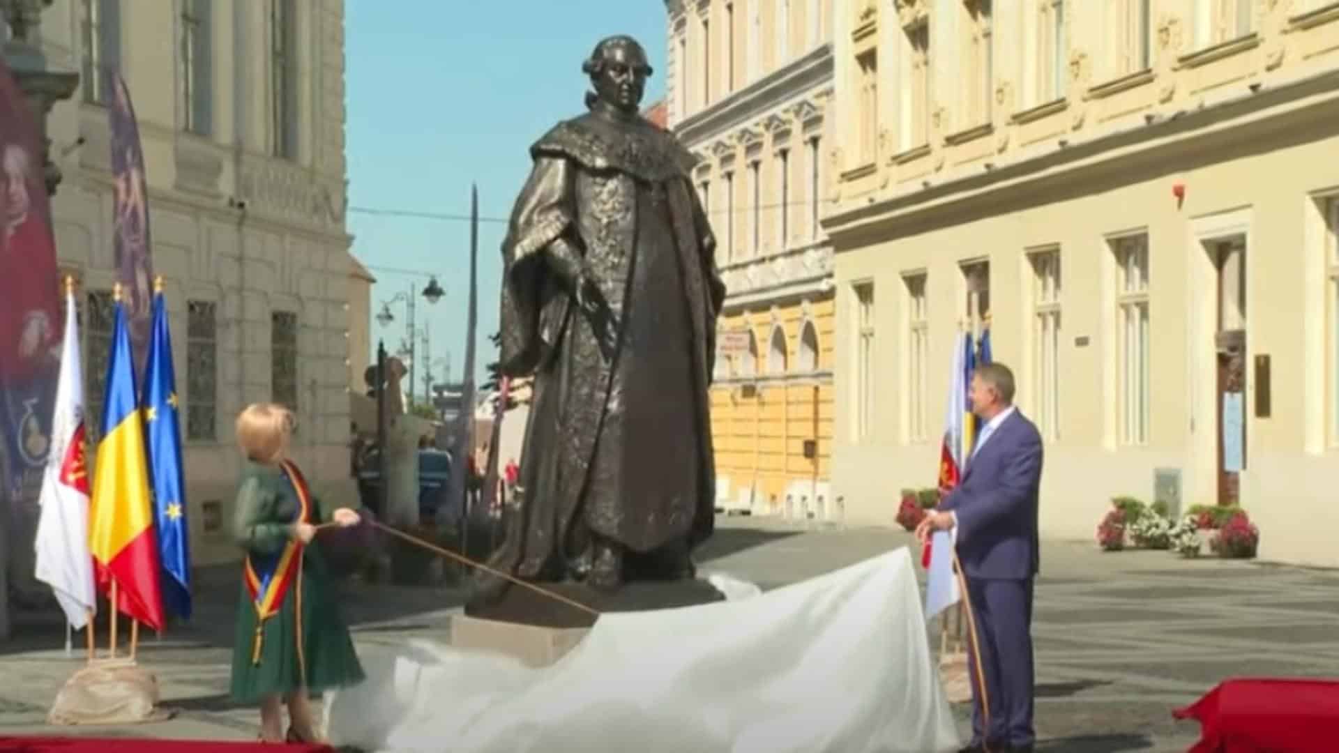 Președintele Iohannis se închină la statuia lui Bruckenthal, dar nu și la gorunul lui Iancu