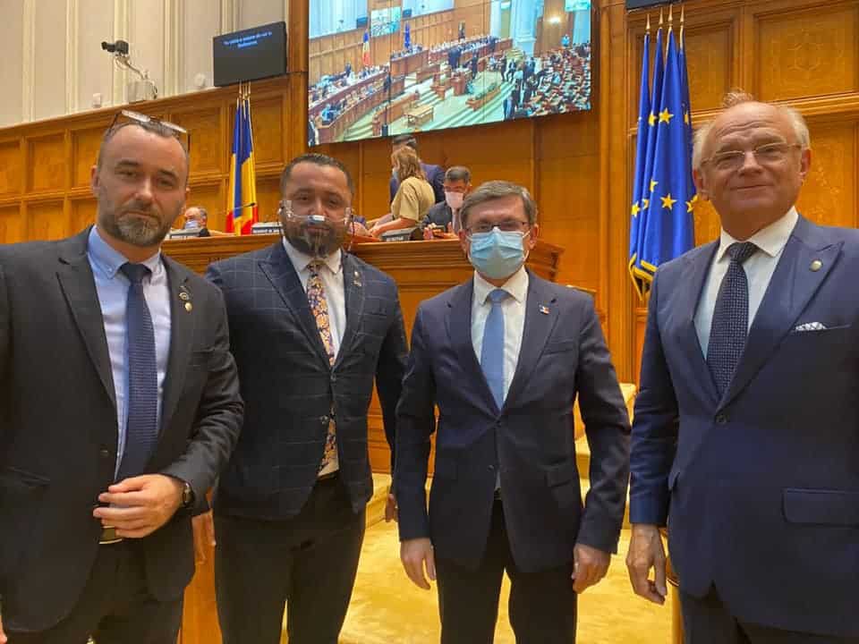 Igor Grosu a venit în parlamentul României să mai cerșească ceva bani pentru Republica Moldova. Dar interdicția aplicată lui George Simion?