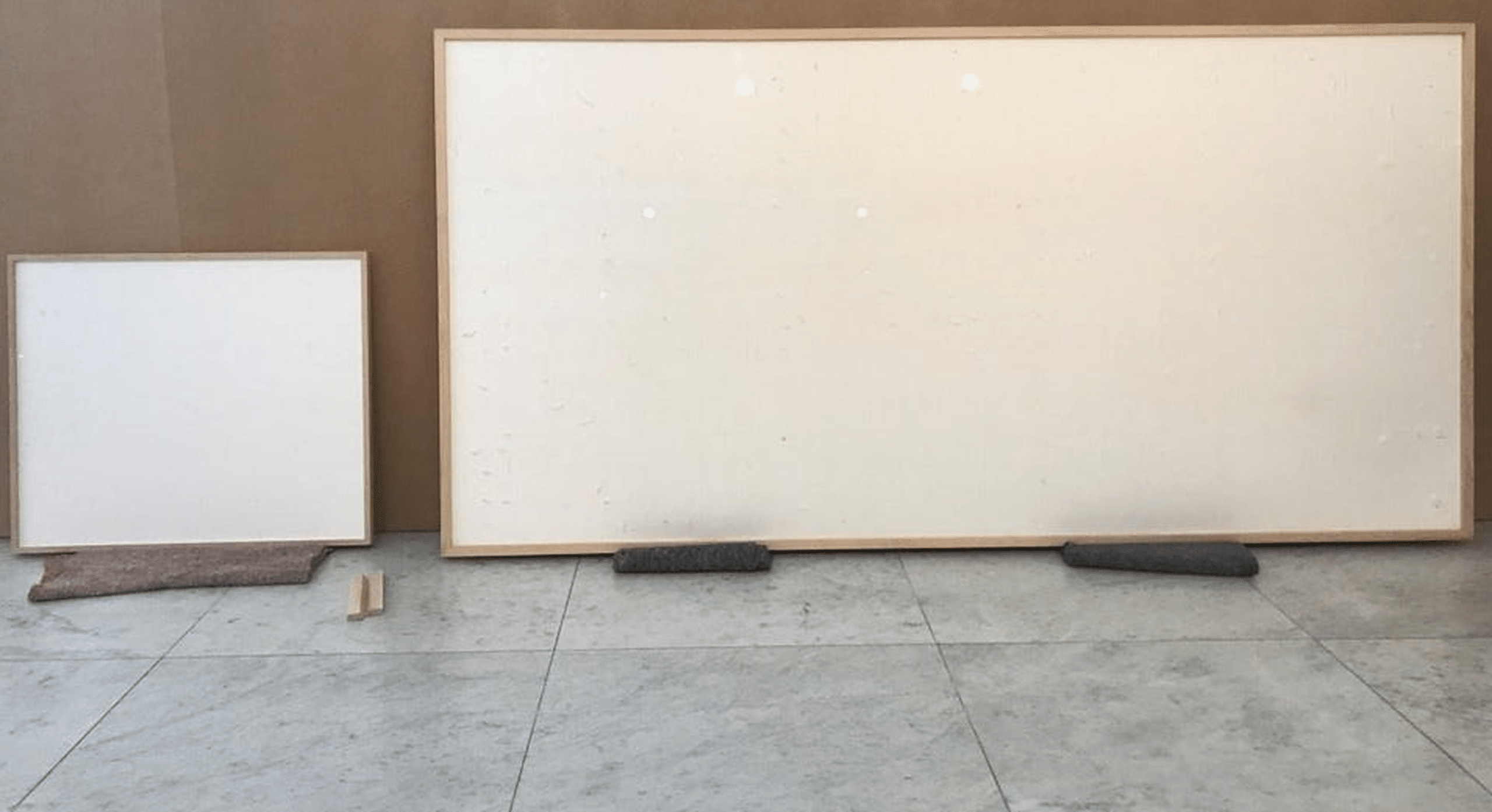 Artă modernă: Un pictor danez primește 84.000 de euro pentru o pânză albă intitulată „Ia banii și fugi”